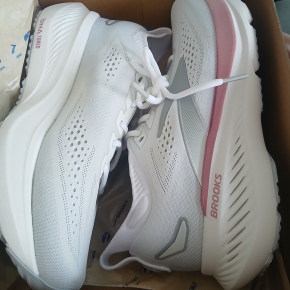 Brooks Women’s Glycerin 23 NeutraBrooks Women's Athletic Shoes in White and Pink - Picture 12 of 14